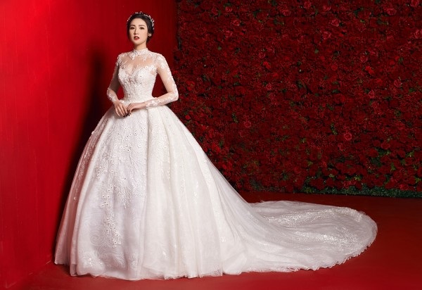 Ngắm Á hậu Tú Anh đẹp xuất thần trong bộ váy cưới 3 tỷ đính 200 viên kim cương - Ảnh 1