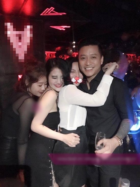 Tuấn Hưng lộ ảnh Tuấn Hưng lộ ảnh 'ôm ấp' fan nữ trong quán bar và ôm gái mặc kệ vợ
