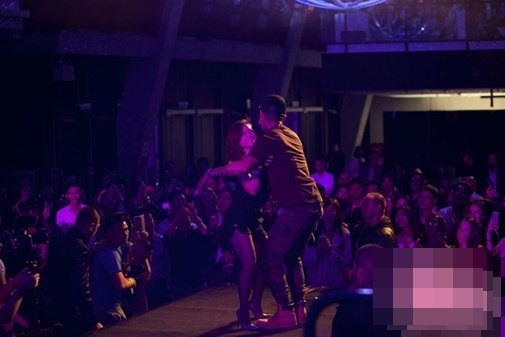Tuấn Hưng lộ ảnh Tuấn Hưng lộ ảnh 'ôm ấp' fan nữ trong quán bar và ôm gái mặc kệ vợ