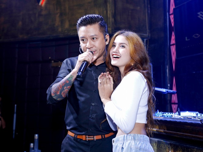 Tuấn Hưng lộ ảnh Tuấn Hưng lộ ảnh 'ôm ấp' fan nữ trong quán bar và ôm gái mặc kệ vợ