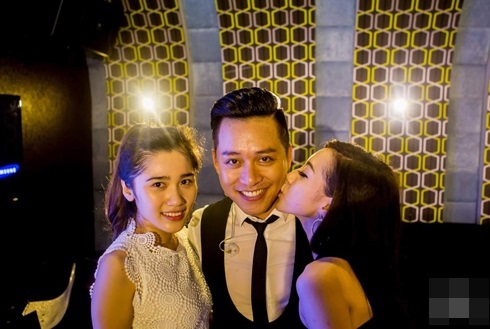Tuấn Hưng lộ ảnh Tuấn Hưng lộ ảnh 'ôm ấp' fan nữ trong quán bar và ôm gái mặc kệ vợ