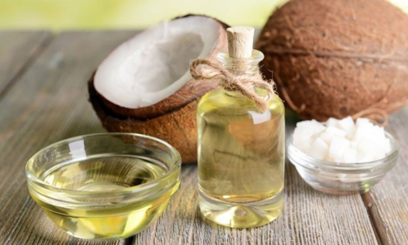 Ủ tóc bằng dầu dừa kích thích tóc mọc nhanh và dày Ủ tóc bằng dầu dừa kích thích tóc mọc nhanh và dày