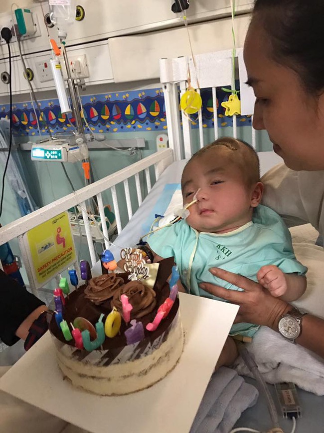 Em bé não úng thuỷ bị bỏ rơi trước cổng chùa đã ngưng thuốc, không còn khả năng phẫu thuật tại Singapore - Ảnh 2
