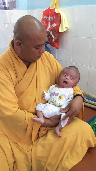 Em bé não úng thuỷ bị bỏ rơi trước cổng chùa đã ngưng thuốc, không còn khả năng phẫu thuật tại Singapore - Ảnh 3