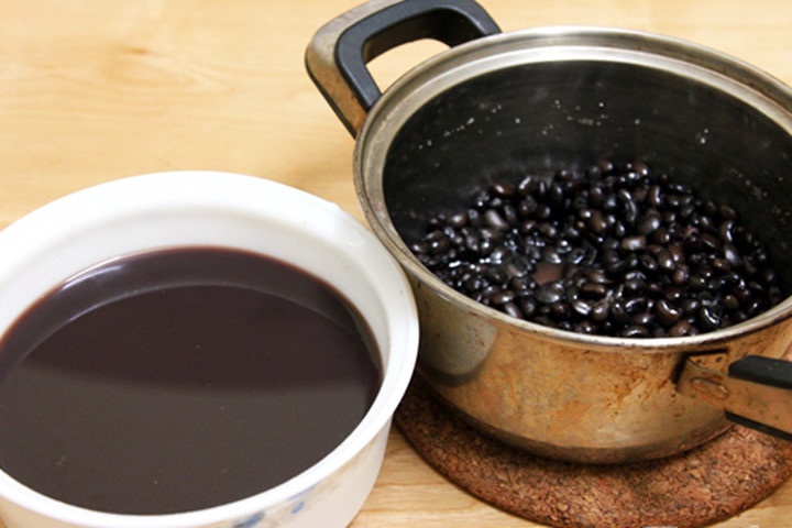 Uống nước đậu đen có nhiều công dụng tốt cho sức khỏe.