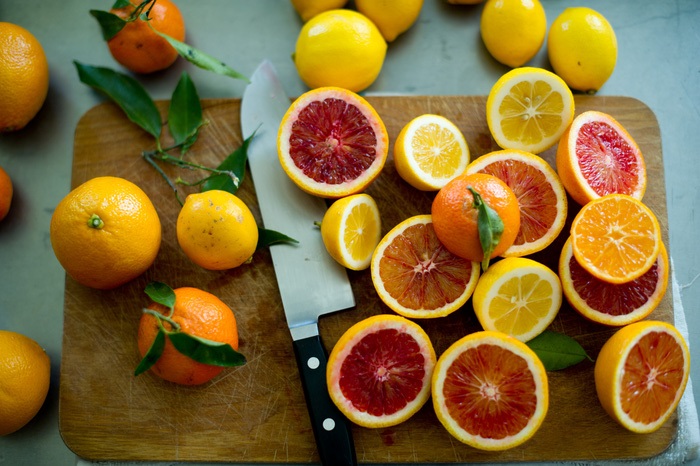 Uống bổ sung vitamin C trắng da thông qua hoa quả, thực phẩm hoặc viên nén vitamin C tổng hợp Uống bổ sung vitamin C trắng da thông qua hoa quả, thực phẩm hoặc viên nén vitamin C tổng hợp