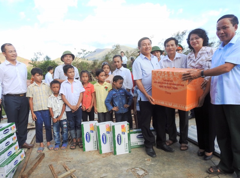 Vinamilk đem sữa đến với trẻ em vùng lũ  tại Hà Tĩnh và Quảng Bình