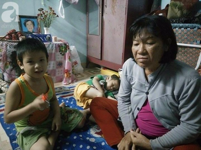 Mẹ bán vé số òa khóc khi tìm thấy con trai 3 tuổi đi lạc sau nhiều giờ đồng hồ trong đêm - Ảnh 2