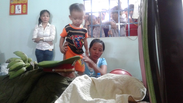 Vụ chiến sĩ hy sinh khi chữa cháy: Con trai 2 tuổi tưởng ba ngủ cứ lay gọi 'Ba ơi, dậy đi' - Ảnh 1