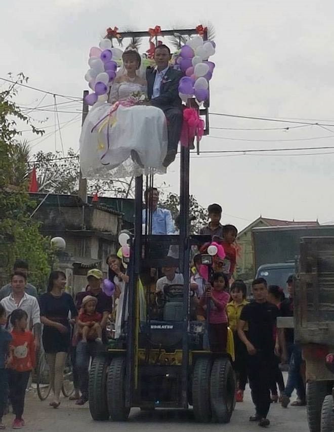 Đám cưới rước dâu bằng xe nâng và xe kéo 'cà tàng' ở Nghệ An - Ảnh 2