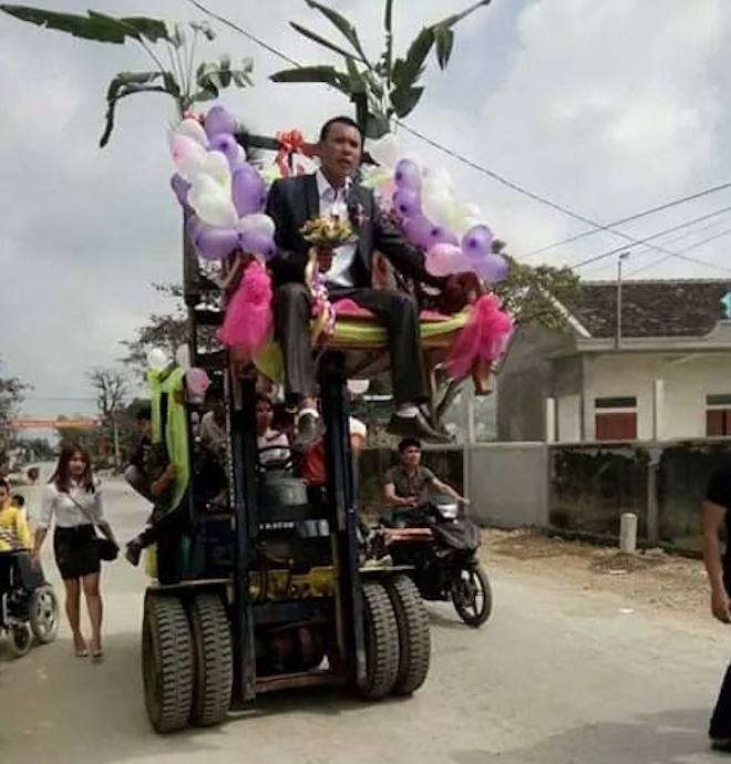 Đám cưới rước dâu bằng xe nâng và xe kéo 'cà tàng' ở Nghệ An - Ảnh 3