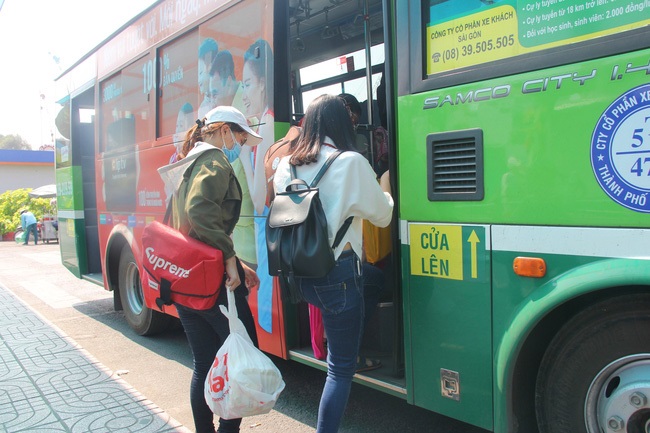 Miễn phí vé xe buýt, tặng hoa cho phụ nữ ngày 8/3: Dễ thương quá, Sài Gòn ơi! - Ảnh 2