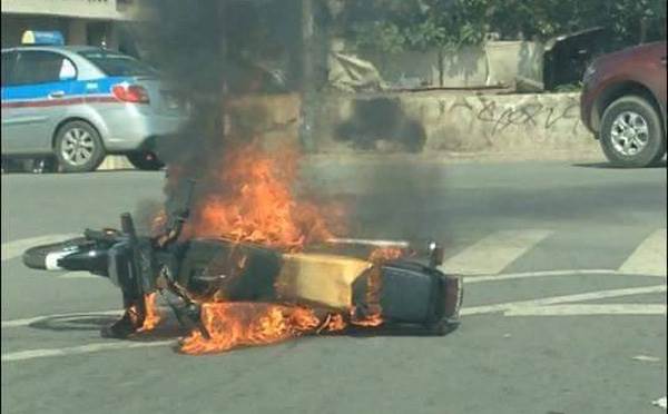 Hà Nội: Đang đi, xe máy bất ngờ cháy ngùn ngụt, người đàn ông hoảng loạn nhảy khỏi xe - Ảnh 1
