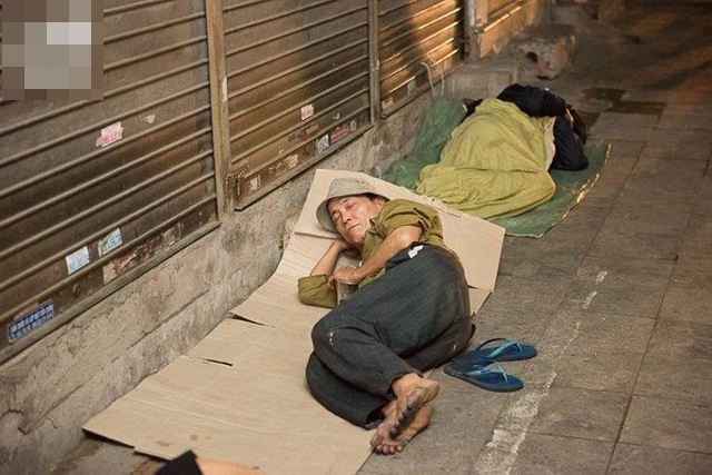 Giữa cái rét đầu đông, xót xa những mảnh đời vô gia cư co ro trên đường phố Hà Nội - Ảnh 2