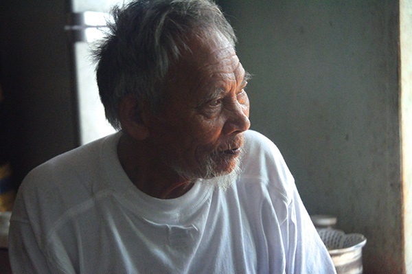 Cụ ông 80 tuổi suốt 15 năm còng lưng nhổ đinh trên công trường kiếm tiền nuôi vợ bệnh - Ảnh 2