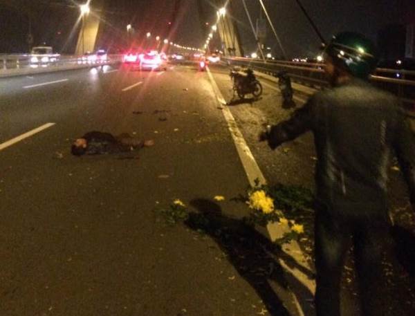 Xót xa người chở hoa bị ô tô nổ lốp tông chết sáng 29 Tết ở Hà Nội - Ảnh 1