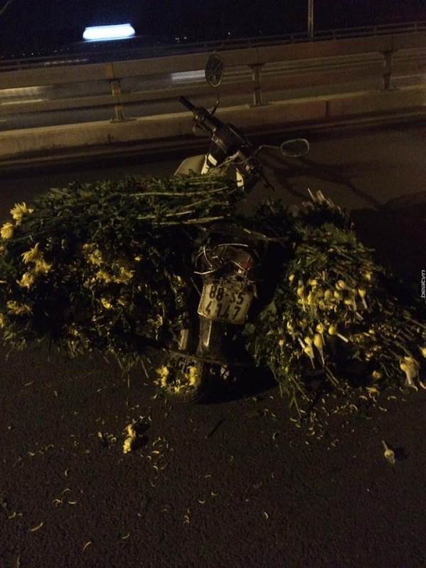 Xót xa người chở hoa bị ô tô nổ lốp tông chết sáng 29 Tết ở Hà Nội - Ảnh 2