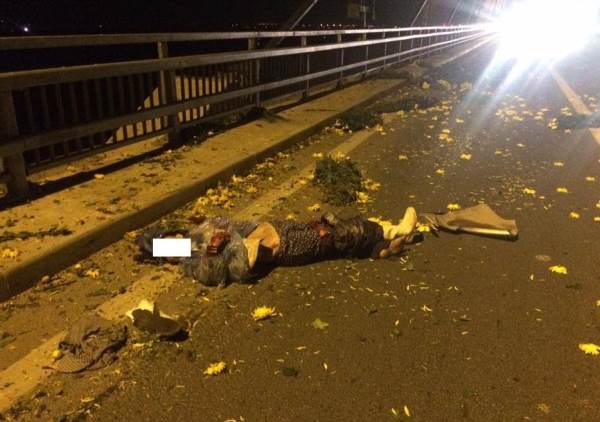 Xót xa người chở hoa bị ô tô nổ lốp tông chết sáng 29 Tết ở Hà Nội - Ảnh 3