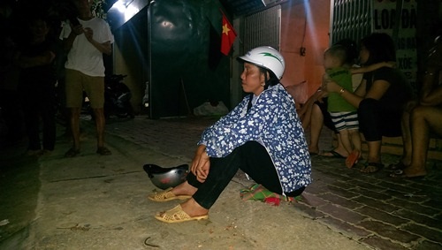 Sập cầu ở Yên Bái: Mẹ con thiếu phụ gào khóc tìm chồng, gọi cha trong đêm mưa lũ - Ảnh 1