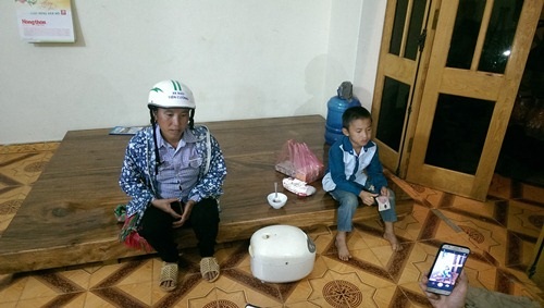 Sập cầu ở Yên Bái: Mẹ con thiếu phụ gào khóc tìm chồng, gọi cha trong đêm mưa lũ - Ảnh 2