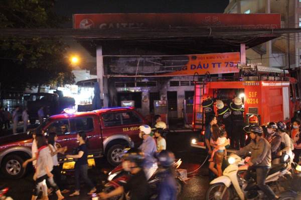 Sài Gòn: Cây xăng bốc cháy ngùn ngụt - Ảnh 2
