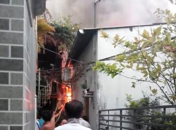 Cháy nhà đầu năm ở Sài Gòn, 1 người chết - Ảnh 1