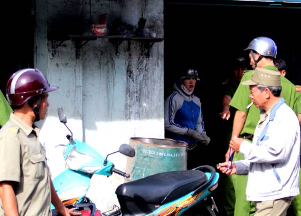 Sài Gòn: Cạy nắp thùng phuy làm nồi nấu cám heo, 1 người chết - Ảnh 1