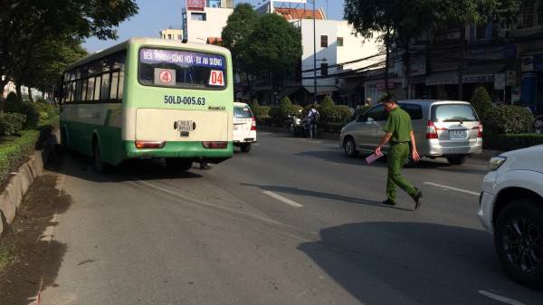 Người đàn ông và nữ sinh bị xe buýt kéo lê ở Sài Gòn - Ảnh 1