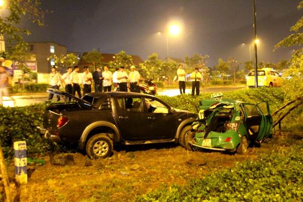 4 người thoát chết trong ô tô bẹp dúm sau tai nạn ở Sài Gòn  - Ảnh 1