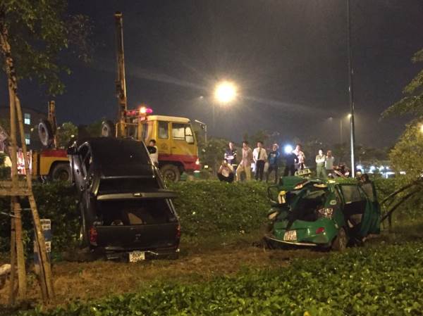 4 người thoát chết trong ô tô bẹp dúm sau tai nạn ở Sài Gòn  - Ảnh 2