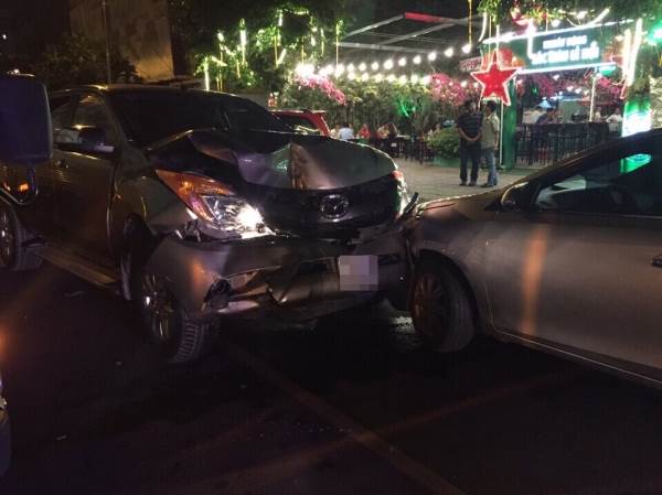 2 người bị thương sau tai nạn liên hoàn giữa 5 phương tiện ở Sài Gòn - Ảnh 2