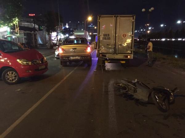 2 người bị thương sau tai nạn liên hoàn giữa 5 phương tiện ở Sài Gòn - Ảnh 1