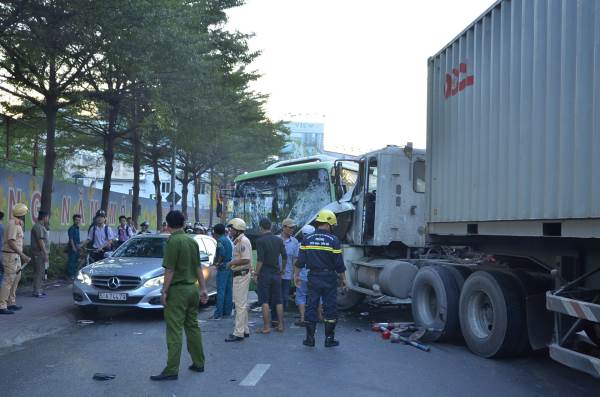 Xe container tông xe buýt, hơn 10 nhập viện ở Sài Gòn - Ảnh 1
