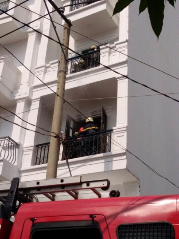 Cứu 4 người trong khách sạn phát hoả ở Sài Gòn - Ảnh 1