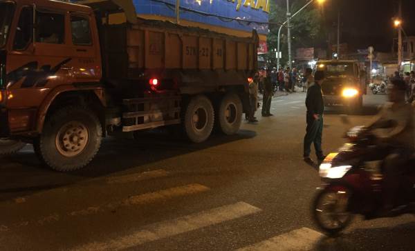 Bé trai 3 tuổi tử vong sau tai nạn giữa xe ben và xe máy ở Sài Gòn - Ảnh 1
