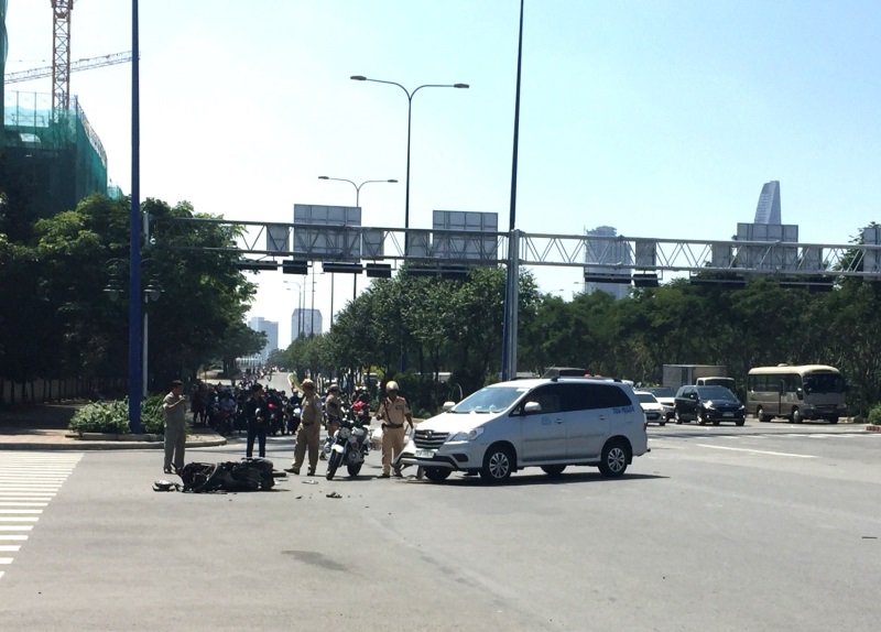 Xe máy chở 3 va chạm với ô tô ở Sài Gòn, 2 người bị thương - Ảnh 1