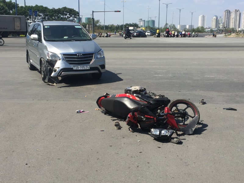 Xe máy chở 3 va chạm với ô tô ở Sài Gòn, 2 người bị thương - Ảnh 2