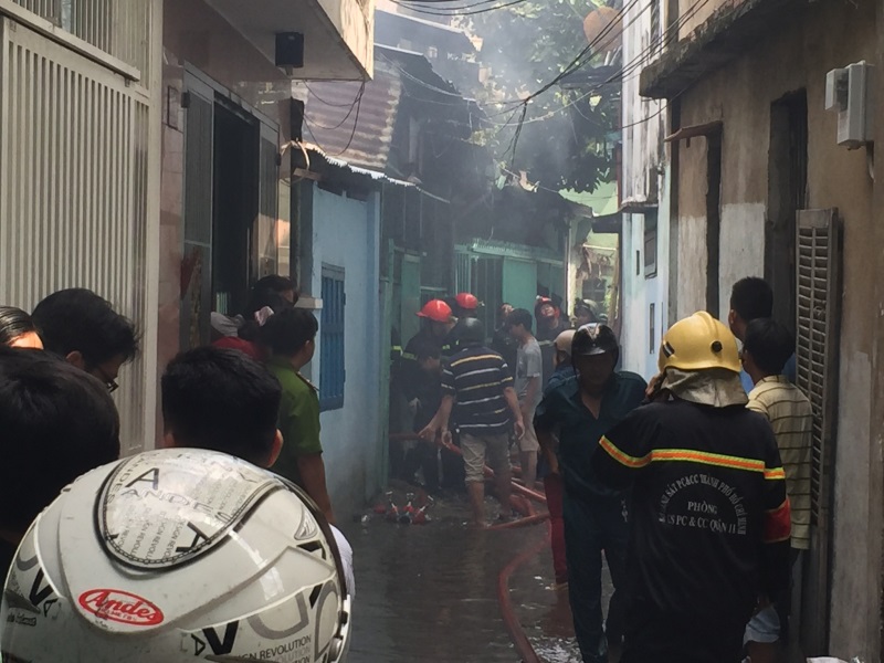 Cháy nhà ở hẻm Sài Gòn, nhiều người hốt hoảng - Ảnh 1
