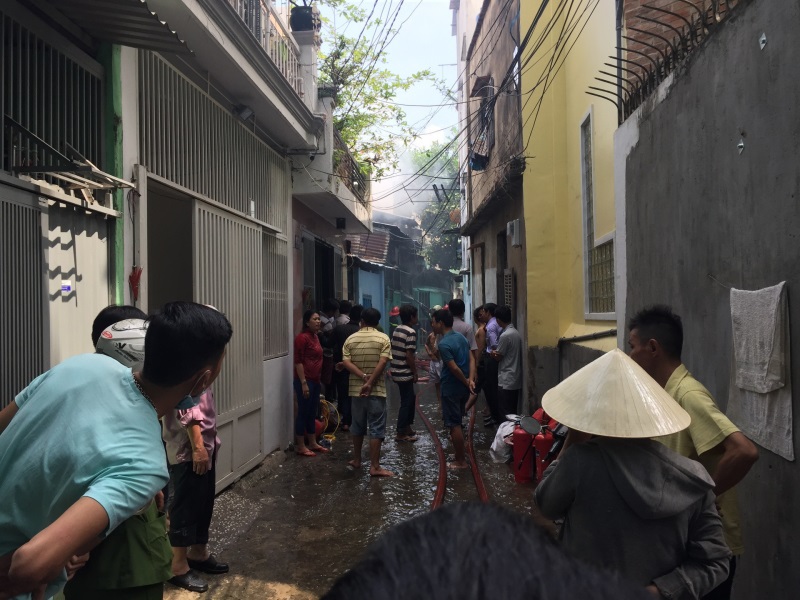 Cháy nhà ở hẻm Sài Gòn, nhiều người hốt hoảng - Ảnh 2