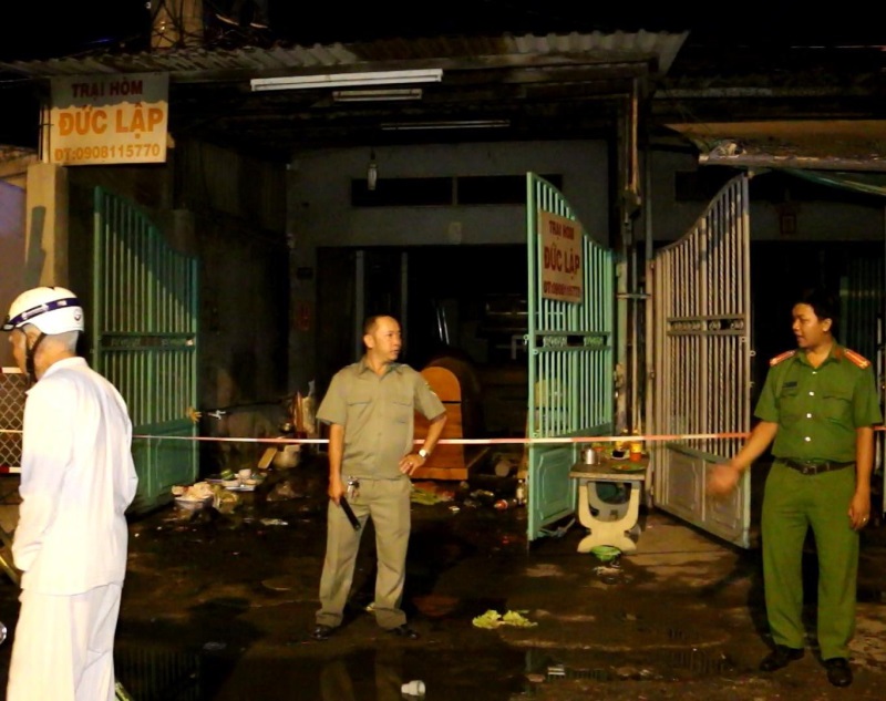 Cháy trại hòm ở Sài Gòn, 4 người chết trong đêm - Ảnh 1