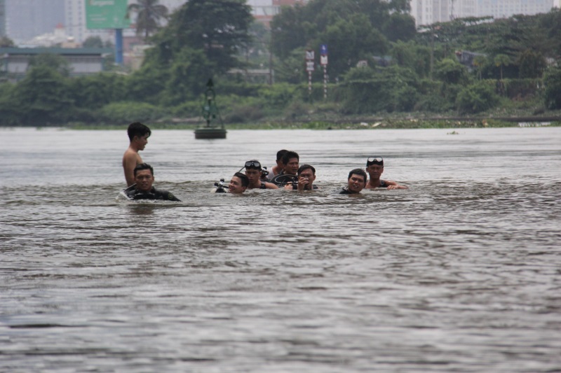 Bé trai 11 tuổi mất tích khi tắm trên sông Sài Gòn - Ảnh 1